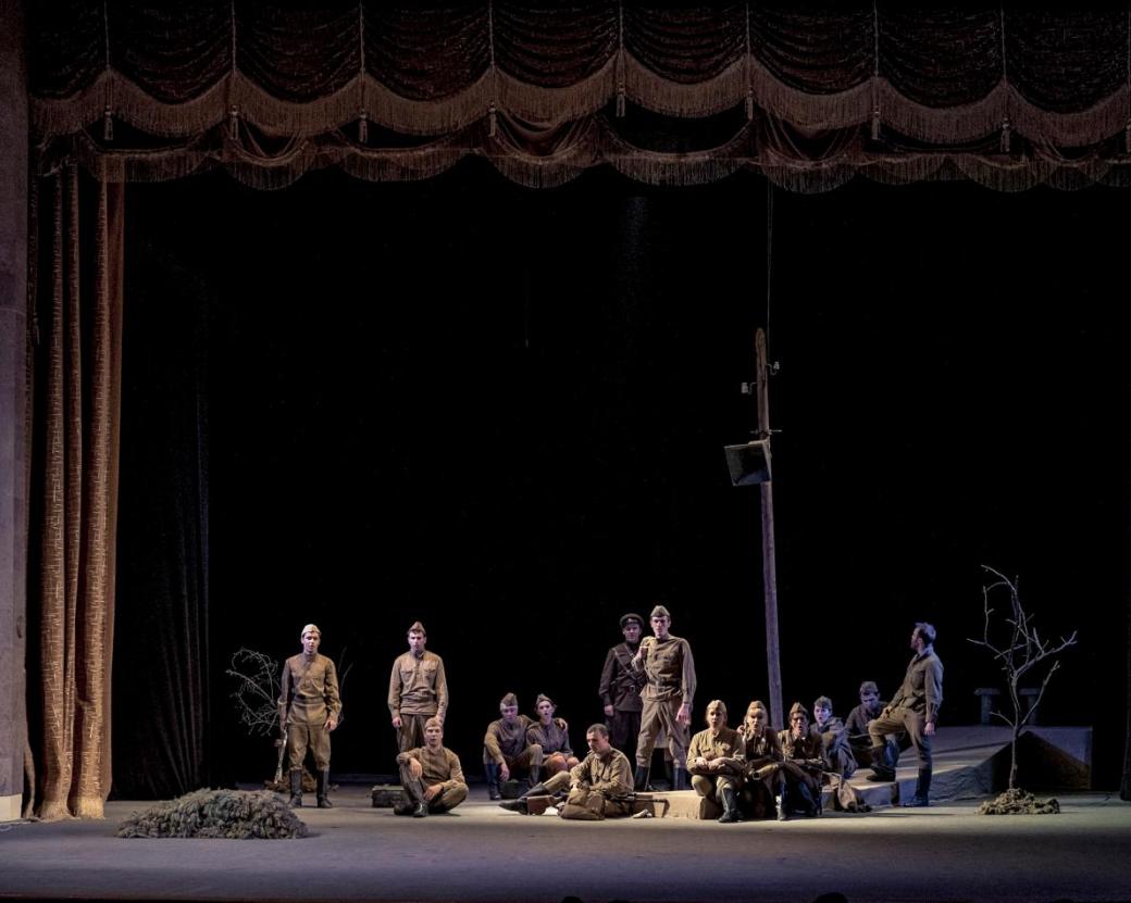 Các diễn viên tham gia vở kịch ca ngợi những người lính Liên Xô đã hy sinh trong Thế chiến thứ hai, đang nghỉ ngơi tại nhà hát Tiraspol.