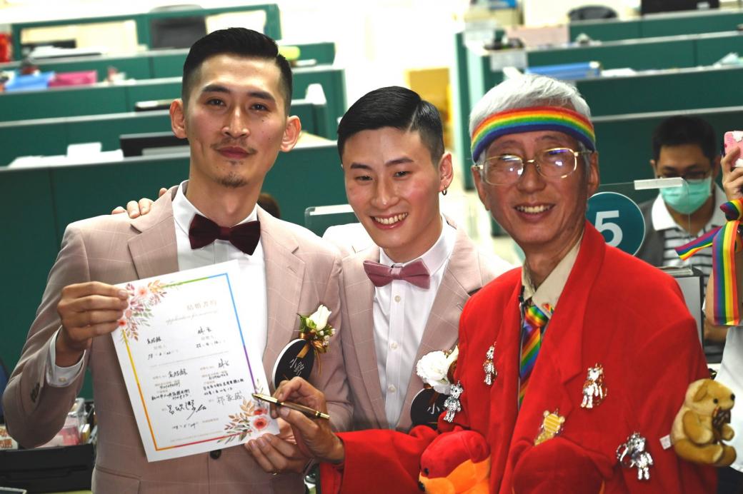Marc và Shane đăng ký kết hôn tại cơ quan thẩm quyền vào ngày đầu tiên Đài Loan hợp pháp hóa hôn nhân đồng giới. Ảnh: AFP.