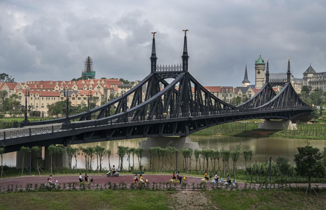 Bản sao của Cầu Liberty ở Budapest (Hungary) dẫn đến khu vực của Trường Đại học Huawei sắp được khánh thành ở bên kia sông.