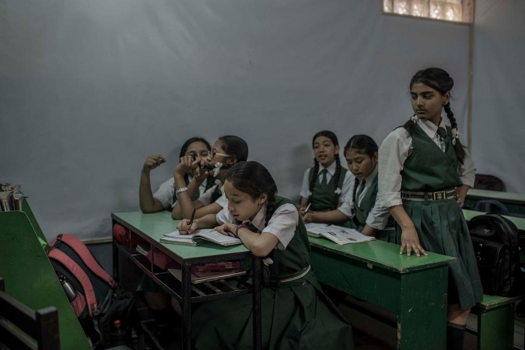 Matina, từng là một Kumari, đang ôn tập để chuẩn bị cho kỳ thi cuối cấp của mình ở ngôi trường trung tâm Patan, Kathmandu.