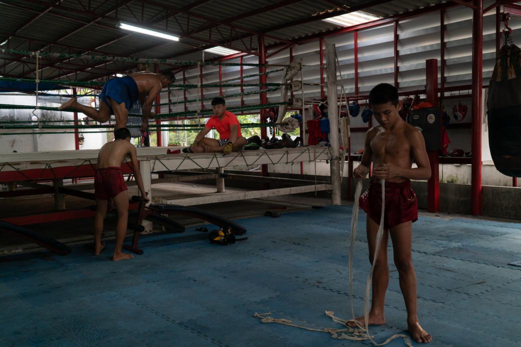 Những võ sĩ nhí đang tập luyện tại phòng tập Jitmuangnon ở Bangkok. Chính phủ có đặt quy định chỉ cho trẻ em trên 15 tuổi thi đấu, nhưng thực tế có những cô cậu bé đã thượng đài từ năm 8 tuổi.