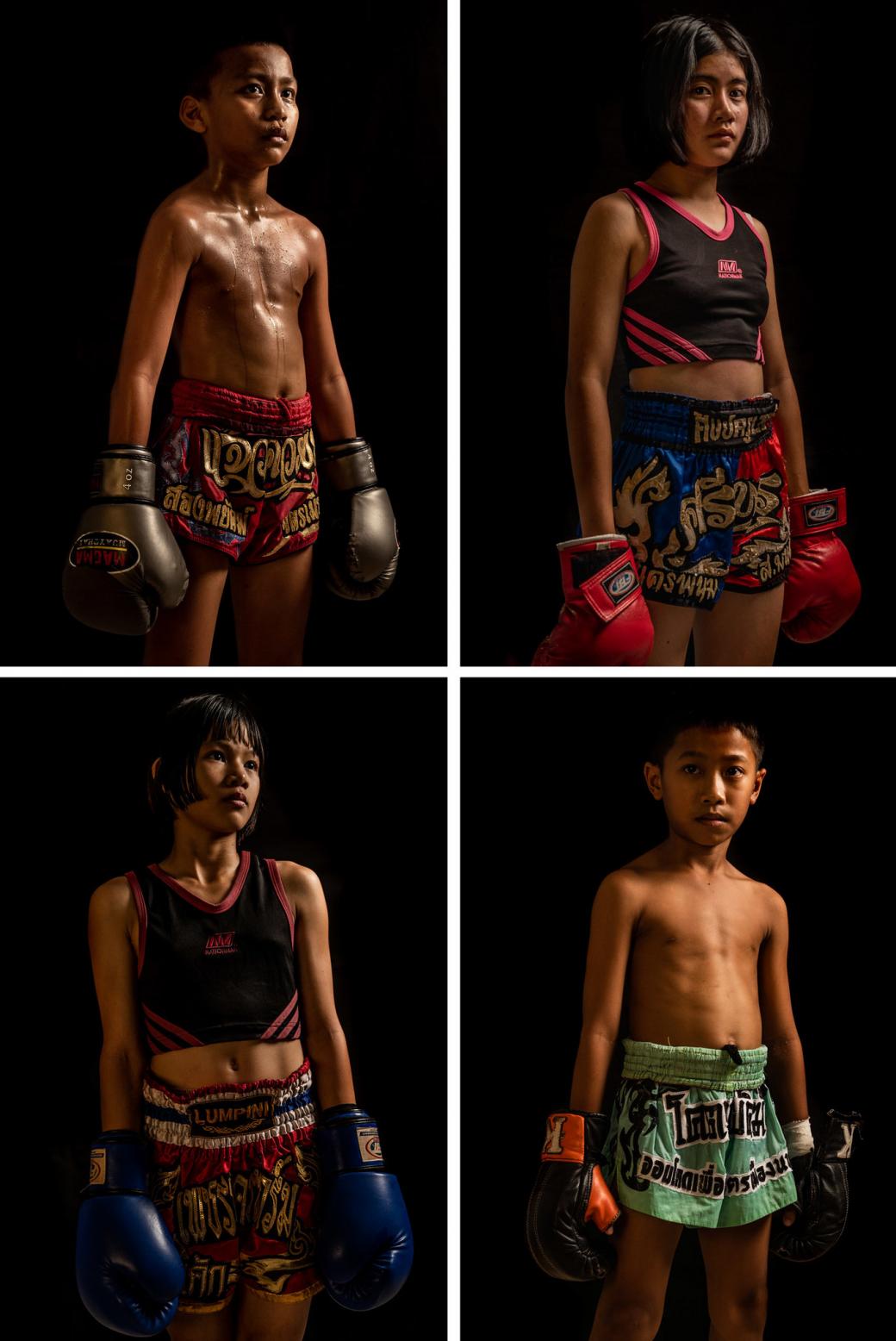 Chân dung bốn võ sĩ nhí tại một sàn đấu ở Bangkok, theo thứ tự chiều kim đồng hồ gồm: Chaichana Saengngern, 10 tuổi; Kaemanee Chanthawong, 15 tuổi; Nathawut Yukut, 8 tuổi và Supattra Inthirat, 12 tuổi.