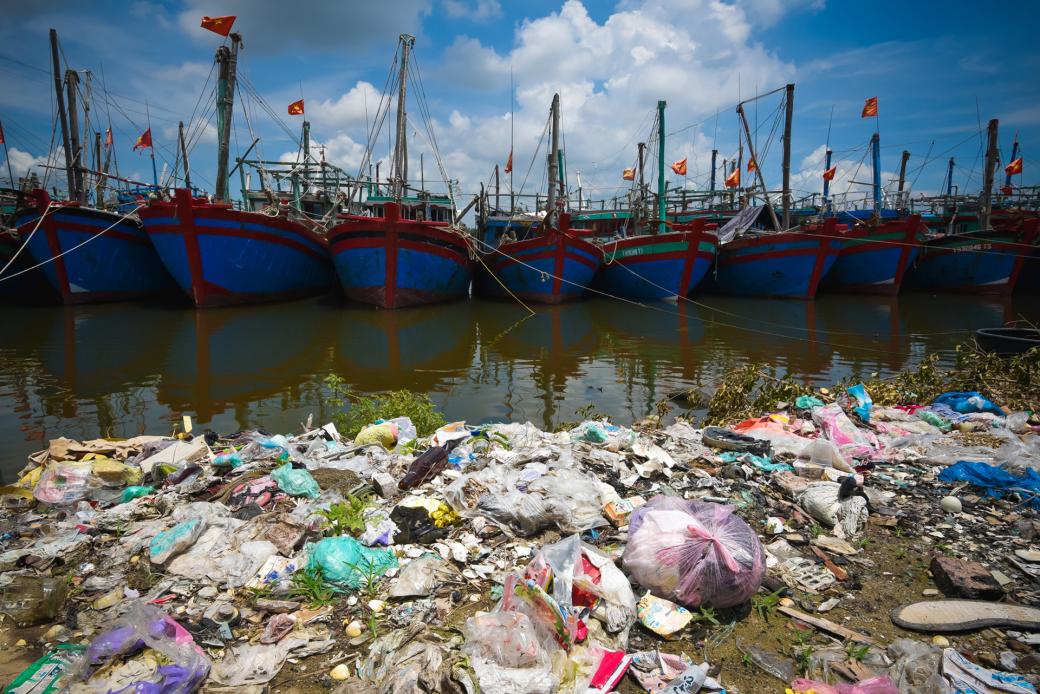 Cảng cá Lạch Bạng nằm giữa hai xã Hải Bình và Hải Thanh, huyện Tĩnh Gia (Thanh Hóa) ô nhiễm nặng.