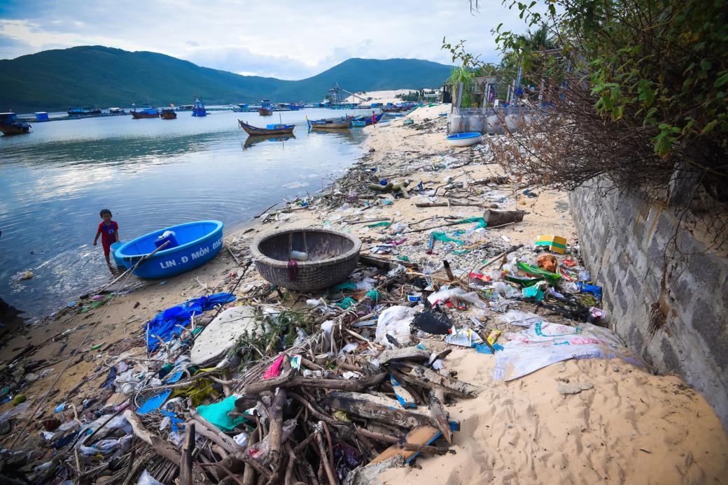 Càng đi càng thấy rác ở Đầm Môn, vịnh Vân Phong (Khánh Hòa).