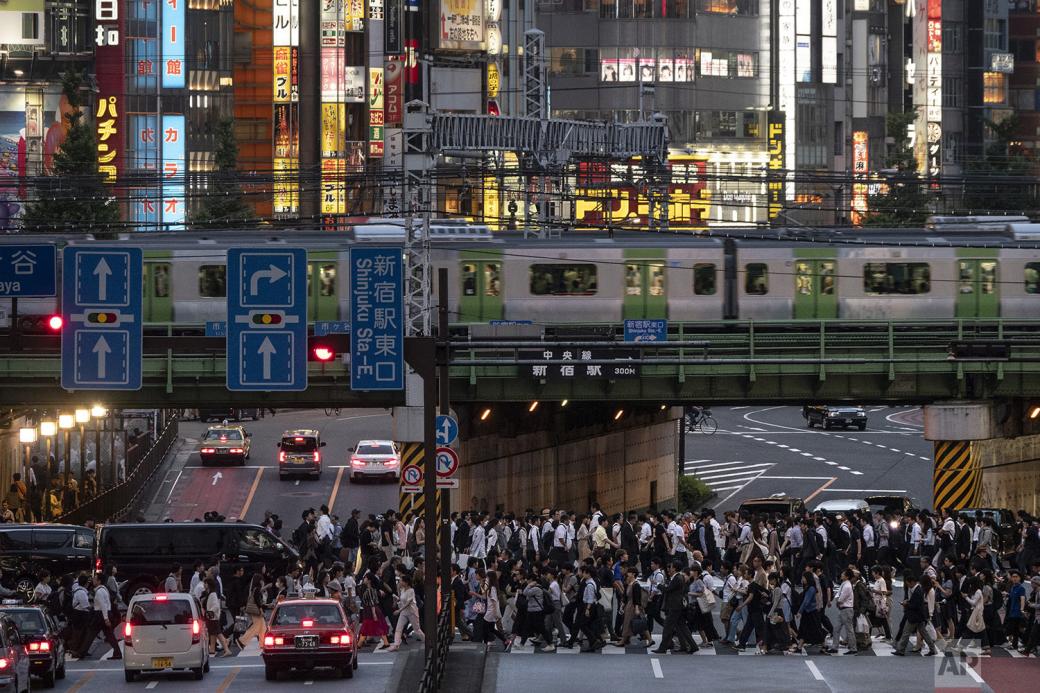 Chuyến tàu Yamanote đi qua những đại lộ đông đúc vào giờ cao điểm ở quận Shinjuku.