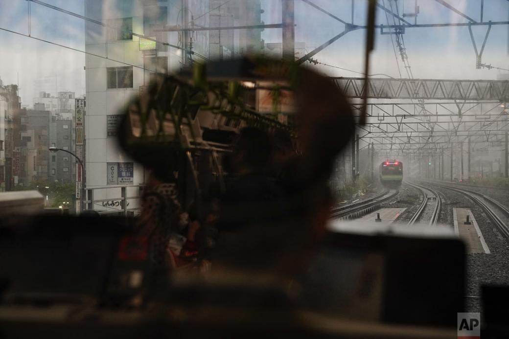 Cảnh tượng nhìn từ bên trong buồng lái tàu, trạm kế tiếp là nhà ga Ebisu. Ở chiều bên kia là tàu chạy ngược lại, có ít nhất hai đoàn tàu lưu thông cùng nhau để đảm bảo mật độ giao thông.