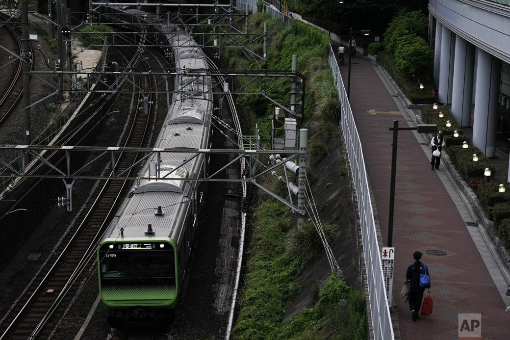 Tàu Yamanote chạy phần lớn quãng đường ở trên mặt đất hoặc trên cầu cạn, chỉ có nhà ga chính của nó nằm ngầm bên dưới khu trung tâm thành phố.