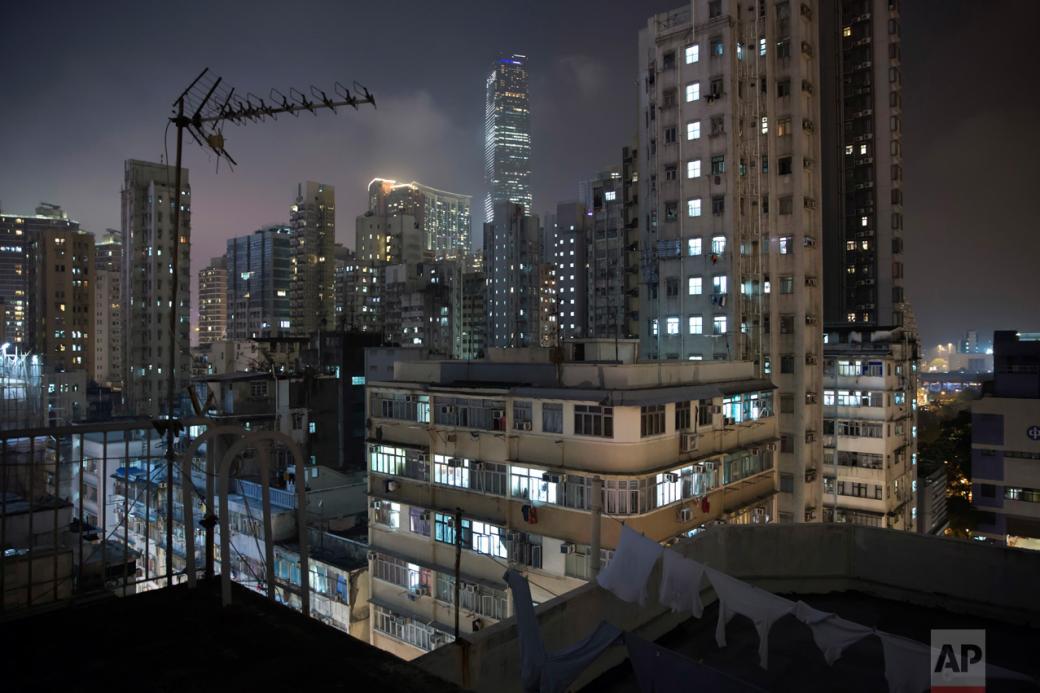 Bức ảnh cho thấy sự đối lập của hai tầng lớp trong xã hội Hồng Kông. Ở xa là những trung tâm thương mại xa hoa nơi giới trung lưu và thượng lưu thường lui đến. Trong khi đó, ở gần hơn là những tòa nhà dành cho dân lao động thu nhập thấp sinh sống, những căn hộ ở đây được chia nhỏ làm nhiều căn khiến không gian sống thậm chí nhỏ hơn cả một cỗ quan tài.