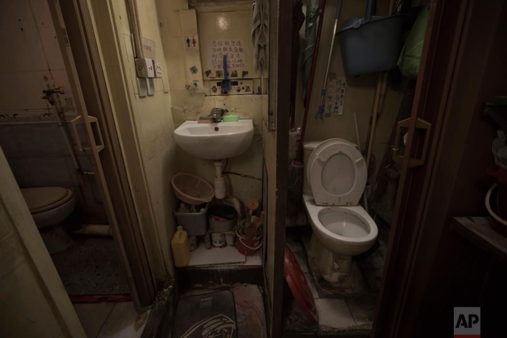 Khu nhà vệ sinh không sạch sẽ được sử dụng chung bởi 20 hộ dân trong khu này. Vốn dĩ ban đầu đây chỉ là nhà vệ sinh của một căn hộ bình thường, nhưng sau khi ngôi nhà được chia nhỏ thì nó đã trở thành nơi vệ sinh duy nhất của cả khu.