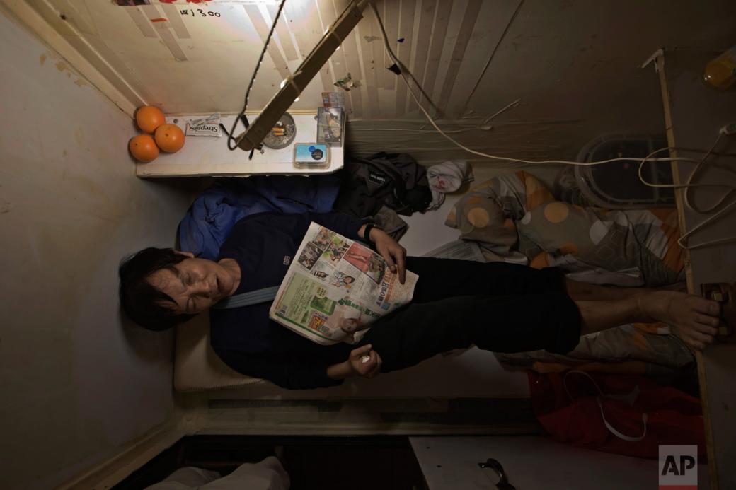 Ông Yeung đang chìm vào giấc ngủ sau một ngày lao động. Hồng Kông được các chuyên gia đánh giá là nơi có giá bất động sản tăng cao phi mã, dẫn đến tình trạng bất ổn về nhà ở cho dân cư chạm mức cao nhất.