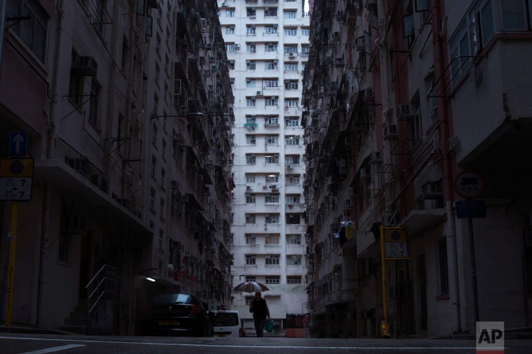 Những khu nhà ở được xây dựng từ rất lâu ở Hồng Kông. Bên trong chúng là những căn hộ được phân năm xẻ bảy để phục vụ nhu cầu nhà ở tăng vọt ở thành phố tấc đất tấc vàng này.