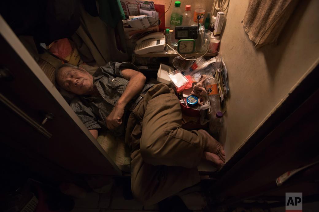 Ông Cheung Chi-fong (80 tuổi) nằm nghỉ trong không gian riêng của mình, ông thậm chí không thể duỗi chân vì nơi này quá chật hẹp.