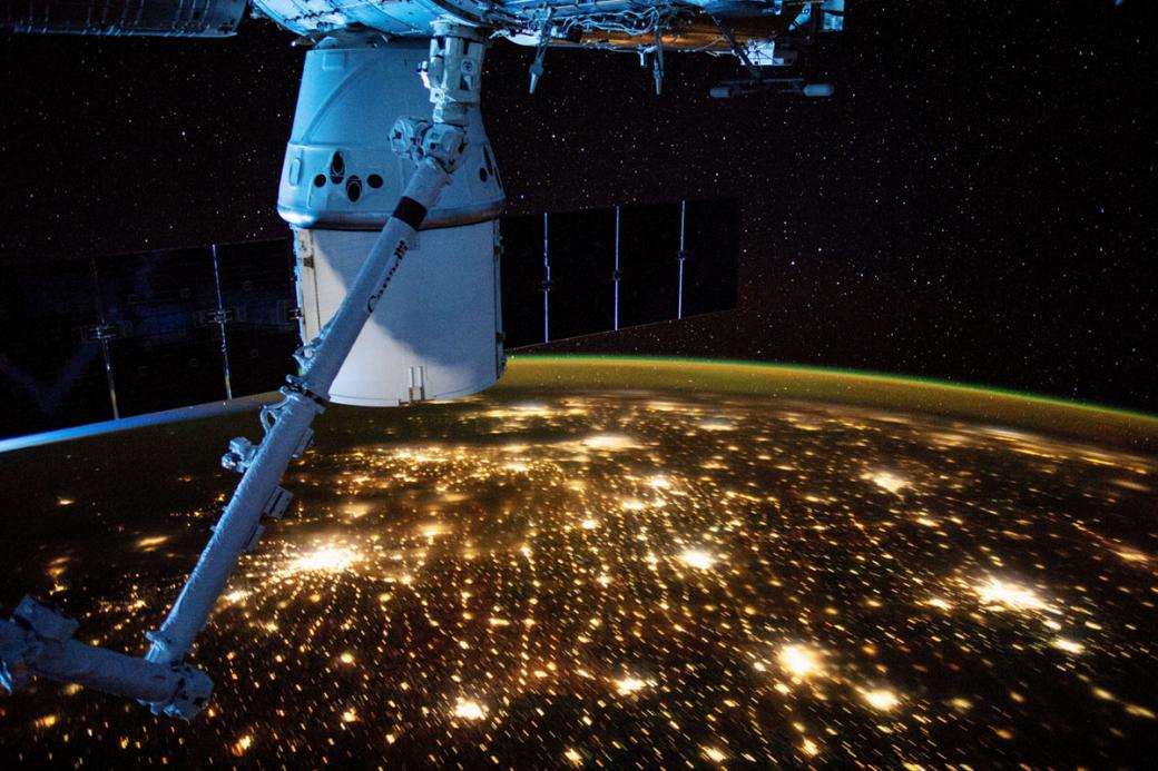Ánh đèn đô thị vùng Trung Tây Hoa Kỳ nhìn từ ISS vào 10/05/2019. Điểm sáng nhất ở bên trái là khu vực Minneapolis–St. Paul, trong khi thành phố Chicago đang nằm ở cạnh trên của ảnh.