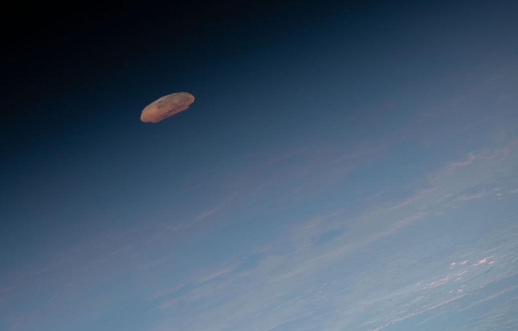 Mặt Trăng đang mọc lên ở Brazil vào 18/05/2019. Hình ảnh Mặt Trăng bị biến dạng do nằm gần đường chân trời, nơi có các tầng khí quyển dày khiến ánh sáng của nó bị bẻ cong khi truyền đến máy ảnh của phi hành gia trên ISS.