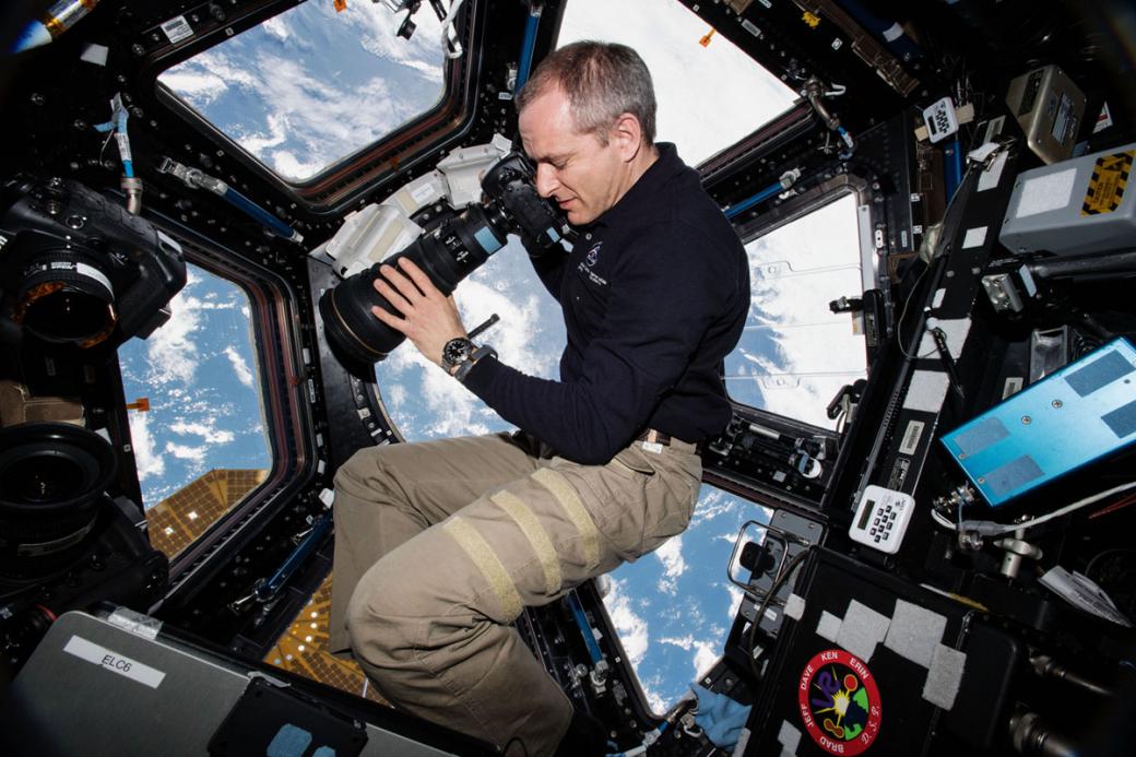 Phi hành gia David Saint-Jacques của Cơ quan Vũ trụ Canada đang chụp ảnh Trái Đất từ buồng mái vòm 7 cửa sổ bên trong Trạm Không gian Quốc tế vào 15/01/2019.