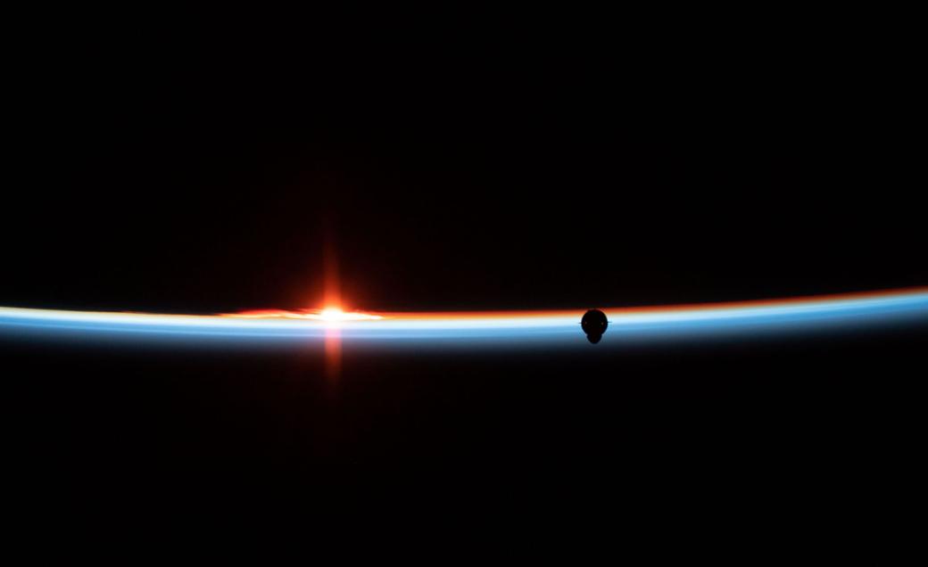 Bóng đen xuất hiện giữa ánh sáng đường chân trời là tàu vũ trụ không người lái Dragon của SpaceX. Lúc này tàu đang tiến về phía ISS trong thời gian thực hiện sứ mệnh Demo-1 vào 04/03/2019. Đây là chuyến bay thương mại đầu tiên được thực hiện giữa NASA và SpaceX, sau đó Dragon đã kết nối với module Harmony của trạm để đánh dấu bước đi đầu tiên thành công tốt đẹp.