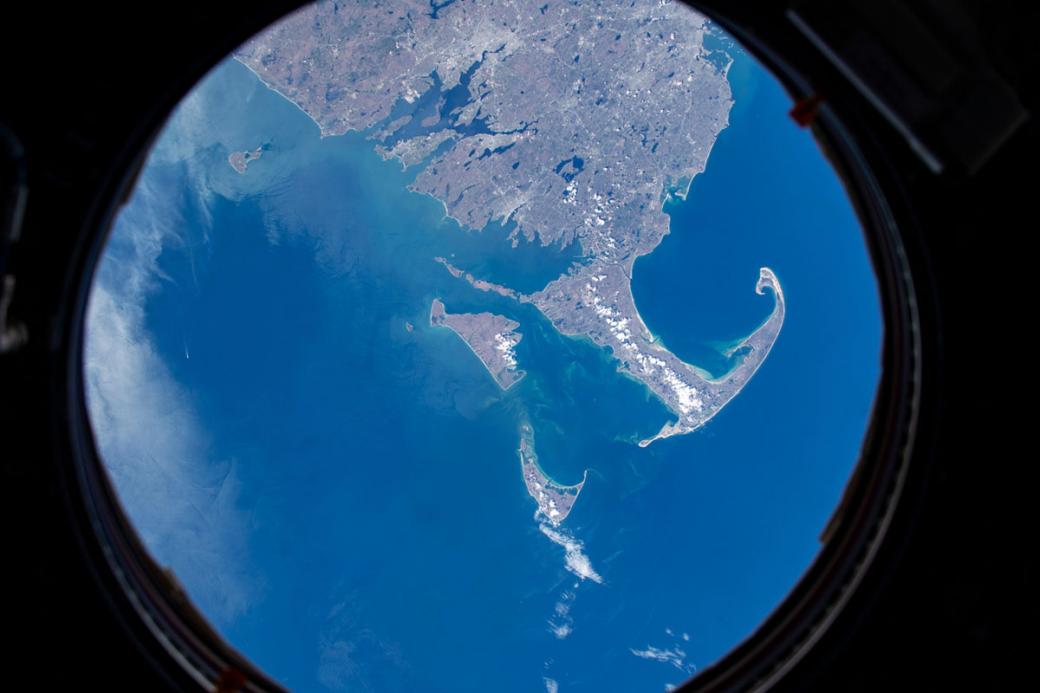 Mũi Cod, Nantucket, Martha's Vineyard và một phần của bang Massachusetts cùng Đảo Rhode đang xuất hiện trong bức ảnh được chụp từ cửa sổ ISS vào 25/04/2019.