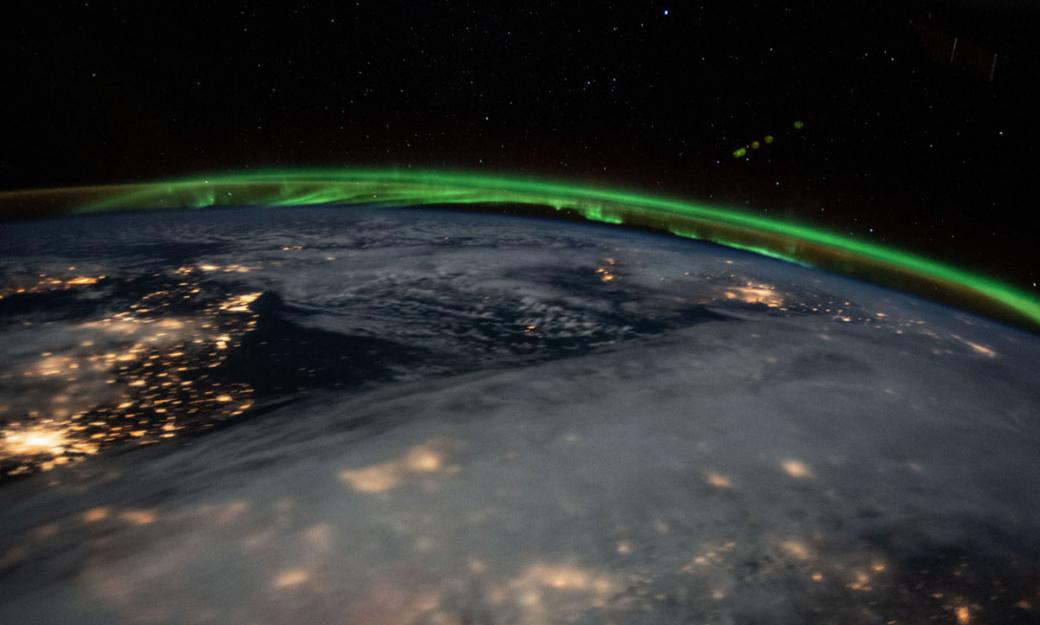 Bắc cực quang, những đám mây đêm cùng ánh đèn thành phố được tóm lấy gọn trong một bức ảnh được các phi hành gia trên ISS chụp vào 16/01/2019 khi trạm đang bay qua bầu trời nước Pháp.