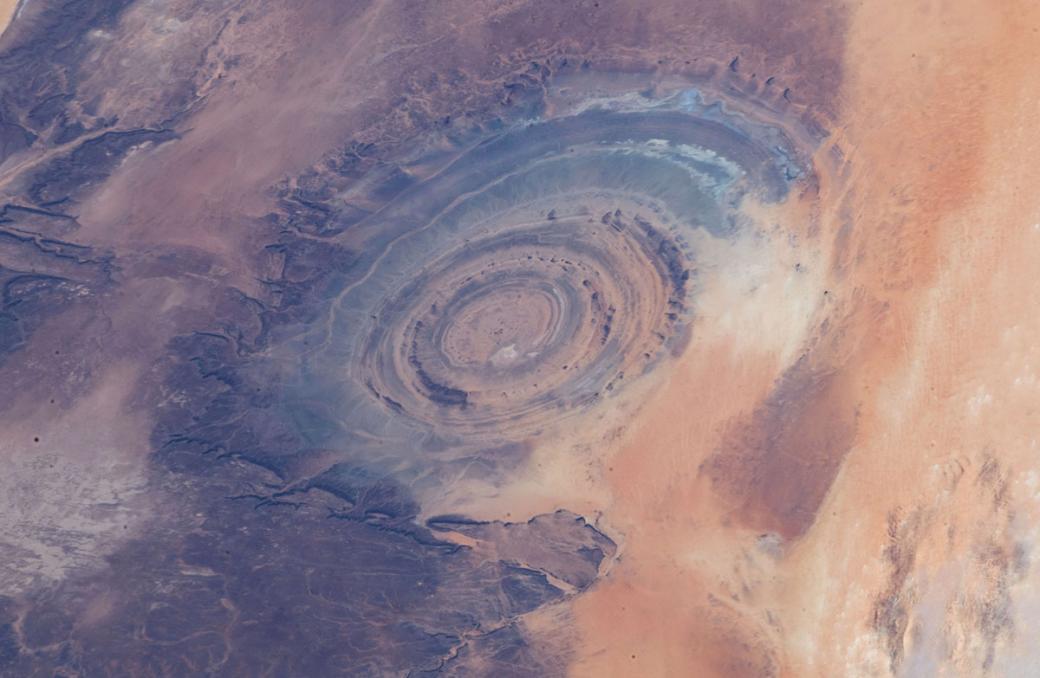 Richat là một vòm đá bị xói mòn do gió và cát trên sa mạc Sahara thuộc lãnh thổ Mauritania, được chụp từ ISS vào 05/04/2019 vừa qua.
