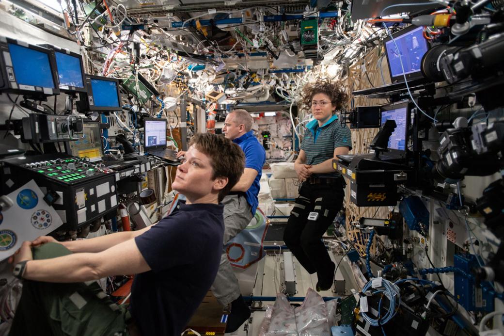 (Từ trái sang) Kỹ sư hàng không và phi hành gia Anne McClain, David Saint-Jacques và Christina Koch thuộc sứ mệnh Expedition 59 đang cùng nhau ở bên trong phòng thí nghiệm Destiny của Mỹ trên Trạm Không gian Quốc tế vào 29/04/2019.