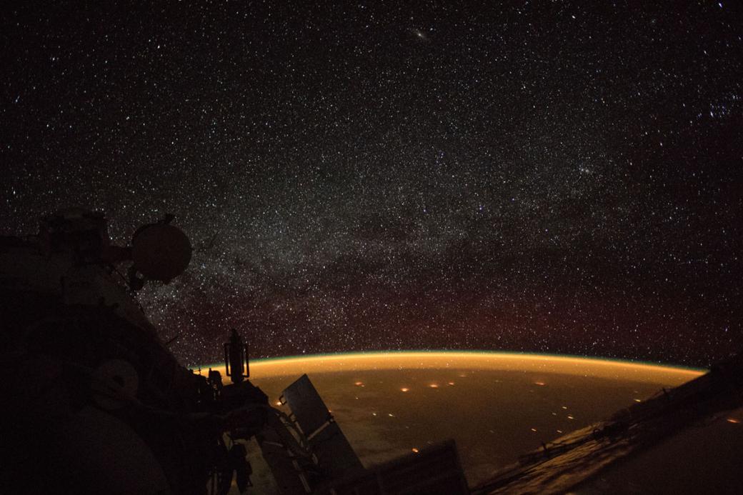 Bầu trời đêm đầy sao bên trên nước Úc được chụp từ ISS vào 07/10/2018. Bạn có thể thấy có nhiều sao hơn ở giữa ảnh vì nơi đó là phần trung tâm của Dải Ngân Hà. Ánh sáng màu cam chạy dọc theo đường chân trời được gọi là khí huy, là hiện tượng gây ra khi các phân tử khí (chủ yếu là nito và oxy) phát sáng do năng lượng cực tím được cung cấp bởi ánh sáng Mặt Trời vào ban ngày.
