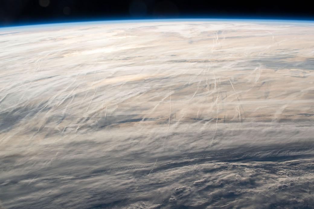 Những sợi dài cắt xé các tầng mây trong ảnh là đường bay của những chiếc máy bay khi chúng bay xuyên qua các đám mây bao phủ Bắc Đại Tây Dương vào 03/05/2019.