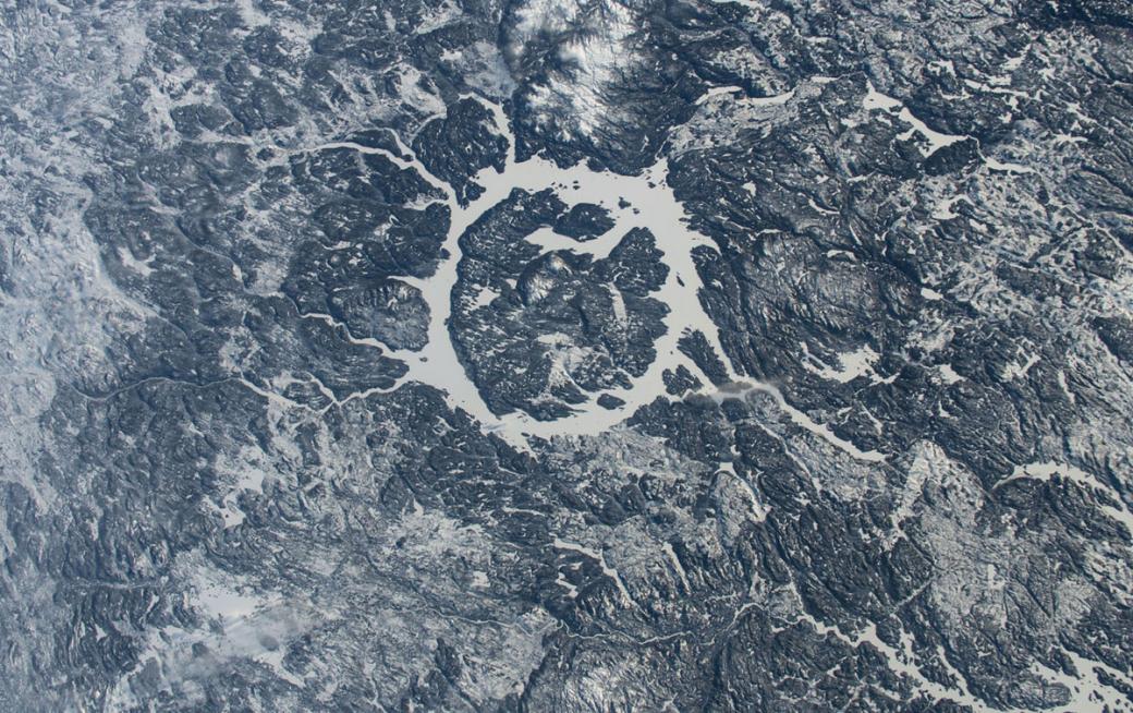 Hồ chứa Manicouagan là một hồ nước hình khuyên nằm gọn bên trong miệng hố va chạm với thiên thạch thời cổ đại ở Quebec, Canada. Ảnh được chụp từ Trạm Không gian Quốc tế vào 01/03/2019.