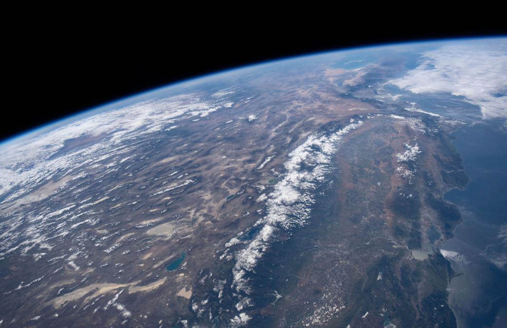 Nhìn về phía Nam của vùng Tây Nam Hoa Kỳ, bạn sẽ thấy được Vịnh San Francisco ở góc dưới phải của ảnh và Hồ Muối Lớn ở góc trái của ảnh, ngoài ra bang Arizona cùng một phần phía Bắc của Mexico cũng xuất hiện trong khung hình. Ảnh được chụp vào 01/05/2019.