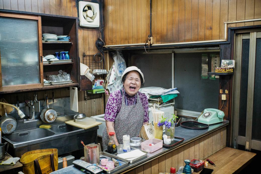 Từ đầu thập niên 80, người phụ nữ này đã mở một quán nước tại Higashimurayama - vùng ngoại ô ở phía Tây thủ đô Tokyo. Giờ đây khi đã trải qua hàng chục năm đứng quán, những món nước trên menu của bà vẫn còn duy trì để phục vụ khách hàng.