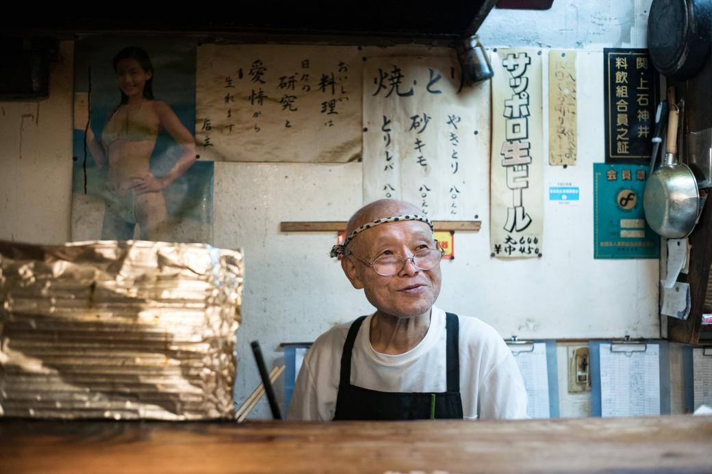 Rời khỏi quê hương của mình ở Kyushu từ năm 14 tuổi, ông học việc và trở thành đầu bếp nấu món Pháp tại Sapporo và Tokyo. Sau thời gian tuổi trẻ miệt mài làm việc, ông tự mở riêng cho mình một quán ăn vào 39 năm trước và vẫn đều đặn đứng bán mỗi ngày dù bây giờ đã 83 tuổi.