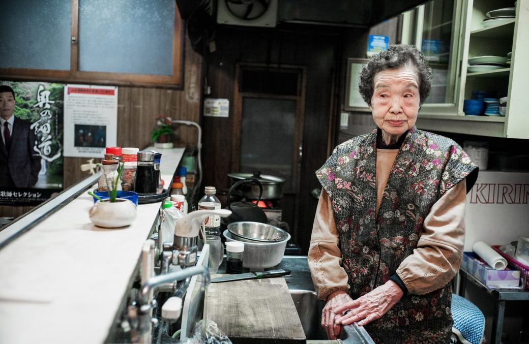 Cách đây 60 năm, người phụ nữ 93 tuổi này đã cùng chồng mở nên một quán rượu. Giờ đây, bà đã là một góa phụ, nhưng bà vẫn mở cửa đón khách hằng đêm. Tọa lạc tại Okutama, một khu vực nằm xa về phía Tây của Tokyo, quán rượu của bà đã mở cửa từ khi nơi này còn là một vùng đất hoang sơ. Niềm vui của bà bây giờ là được phục vụ khách hàng, trò chuyện khi họ nhấm nháp sake.