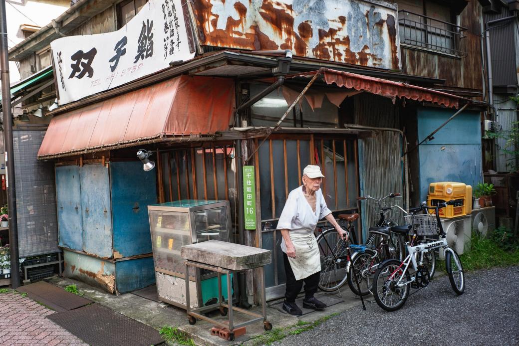 Đây là cửa hàng sushi khai trương vào 60 năm trước cùng ông chủ của nó. Nằm khiêm tốn tại một góc đường ở Adachi, giờ đây con trai của ông đã đảm đương phần lớn công việc, nhưng ông vẫn muốn tự tay chuẩn bị nguyên liệu và phục vụ đồ uống.