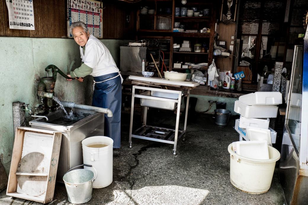 Ở một góc yên tĩnh giữa lòng khu Nakano, cửa hàng bán cá này đã đi vào hoạt động từ năm 1935. Ông chủ hiện tại dù đã già nhưng vẫn nhất quyết không từ bỏ công việc vì đây là cửa hàng được truyền lại từ tổ tiên của ông.