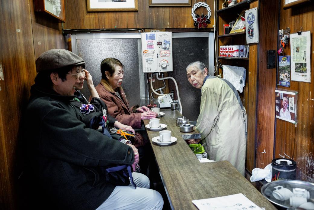 Gần một chợ cá cũ ở Amikane, Tsukiji, có một quán cà phê chỉ mở cửa hai ngày một tuần từ 7 giờ sáng đến 9 giờ sáng. Nhưng cụ bà sở hữu quán với tuổi đời đã trên dưới 90, cho biết chỉ vậy là đủ rồi.