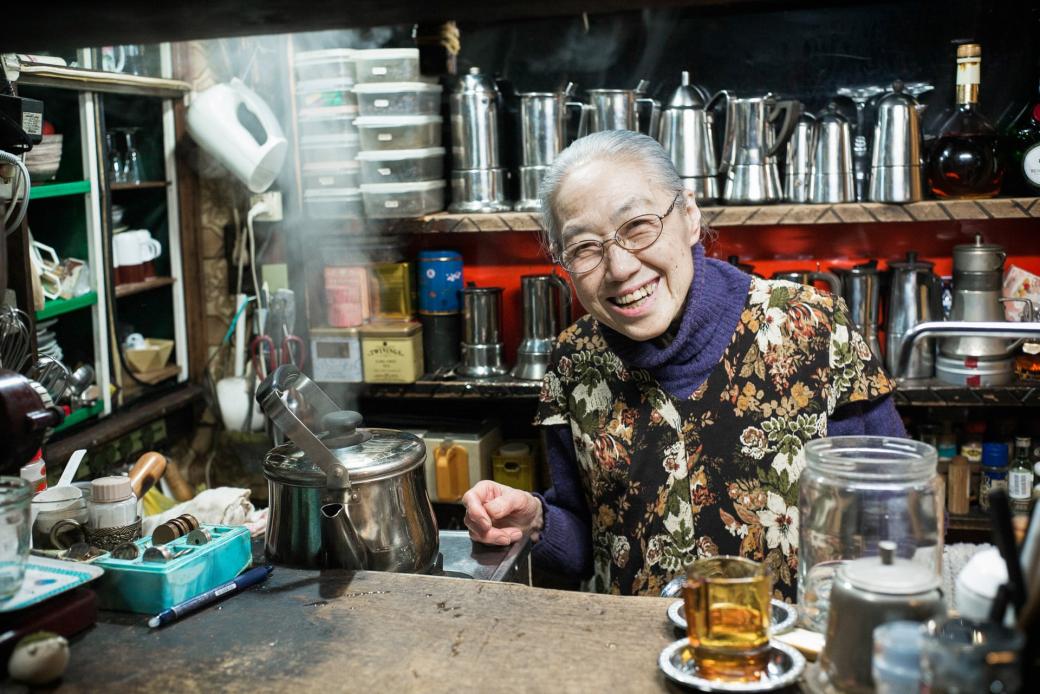 Một quán cà phê khác ở Ogikubo thuộc sở hữu của cụ bà đã quá tuổi 80. Tuy tuổi đã cao, nhưng bà vẫn mở quán mỗi ngày. Đặc biệt hơn, quán nằm ở tầng cao, nghĩa là bà phải leo lên xuống thang bộ mỗi ngày để chuẩn bị nguyên liệu và phục vụ khách.