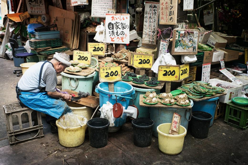Giữa khu mua sắm Minowa sầm uất ở Tokyo, có một cửa hàng bán rau ngâm theo phương pháp truyền thống vẫn mở bán hằng ngày bởi một cụ ông cao tuổi.