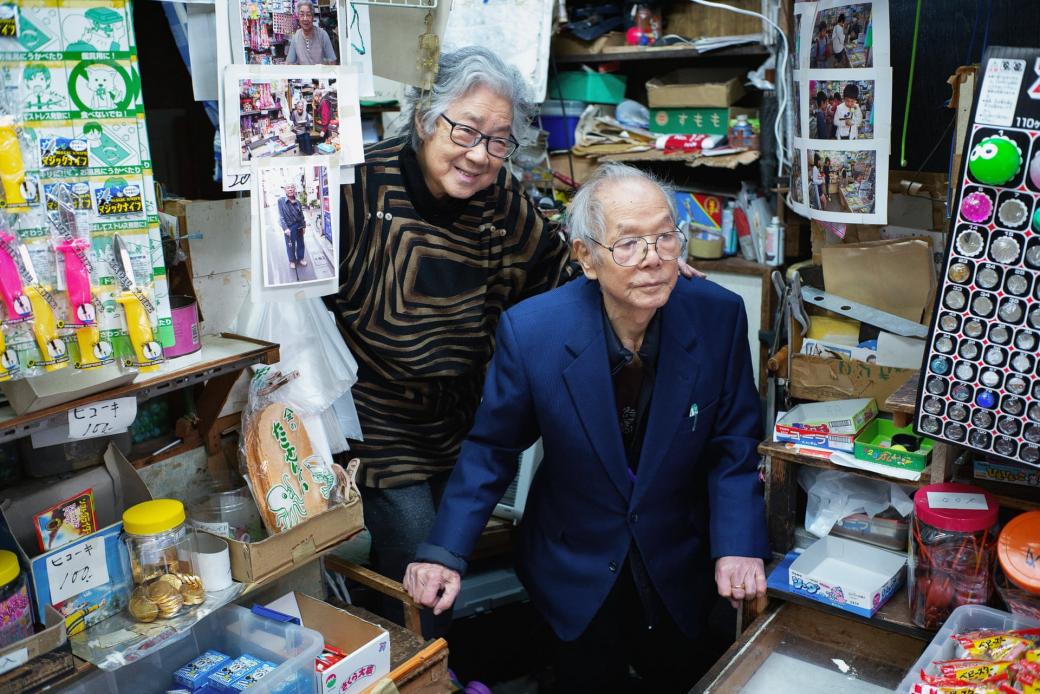 Ở tuổi 92, người phụ nữ này vẫn duy trì cửa hàng đồ chơi và bánh kẹo ngọt dành cho trẻ em tại Hikifune như suốt 50 năm qua. “Mở cửa hàng bán đồ chơi và bánh kẹo khiến tôi thấy trẻ lại, có chồng tôi cùng bán khiến công việc trở nên dễ dàng hơn,” bà chia sẻ.