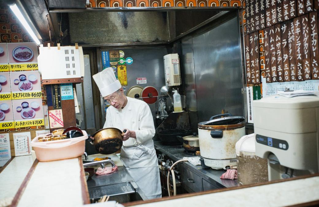 Trong quán ăn nhỏ của mình ở Itabashi, ông cụ vẫn ngày ngày miệt mài nấu nướng suốt 46 năm qua. Giờ đây cửa hàng chỉ mở sáu ngày một tuần, nhưng lão bếp trưởng cho biết mình vẫn có thể làm việc thêm 46 năm nữa vì đây là đam mê của ông.