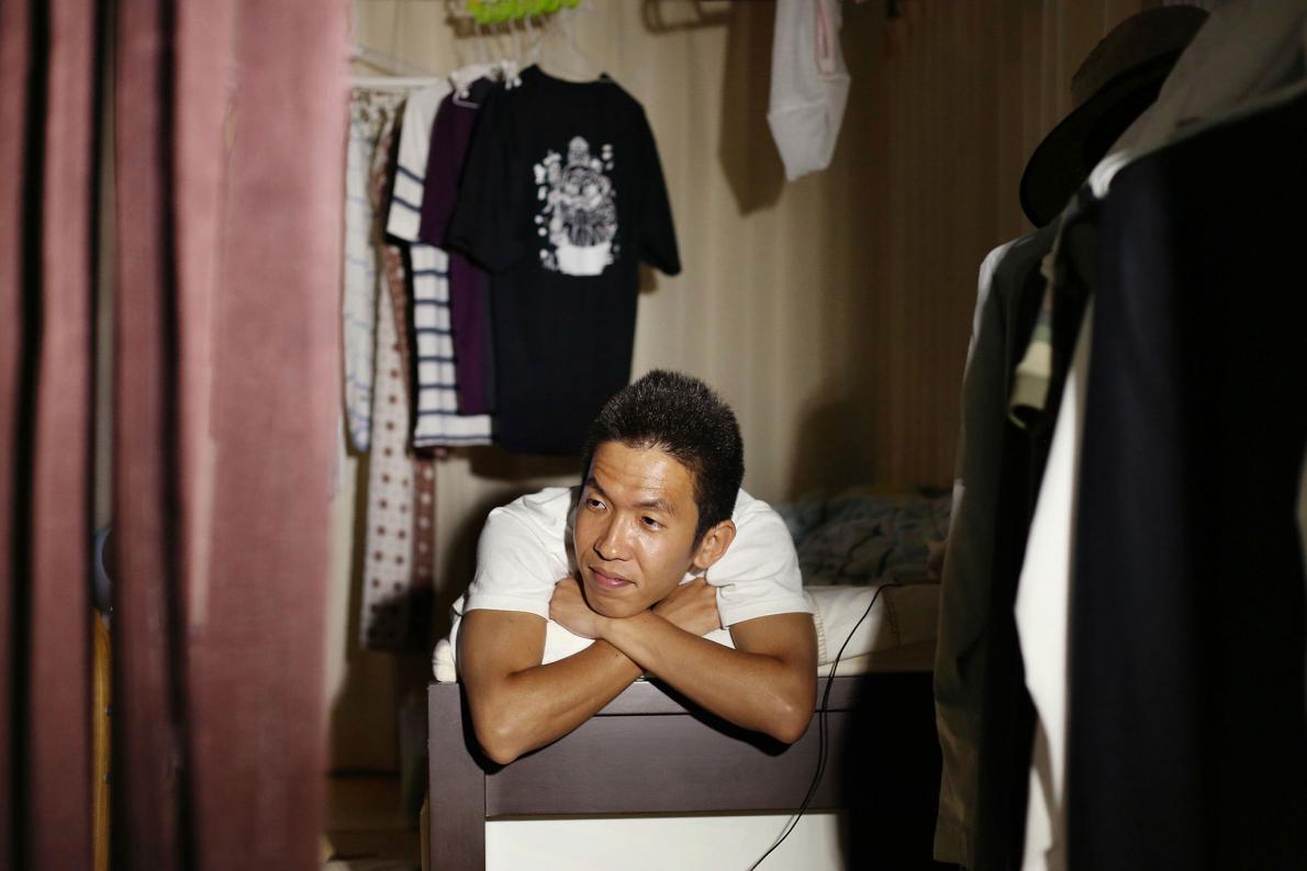 Vào thời điểm bức ảnh này được chụp, nhân vật trong hình là Ikuo Nakamura, 34 tuổi, đã ở trong căn phòng của mình được bảy năm.