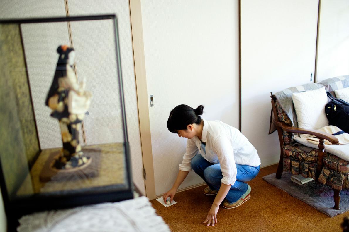 Ayako Oguri viết thư cho Masahiro Koyama, 40 tuổi, sống khép kín trong căn phòng của anh ấy suốt 10 năm. Đây là lần thứ ba cô đến thăm ngôi nhà này. Người đàn ông bên trong kia từ chối nói chuyện, nên cô phải viết thư và đặt chúng trước cửa phòng.