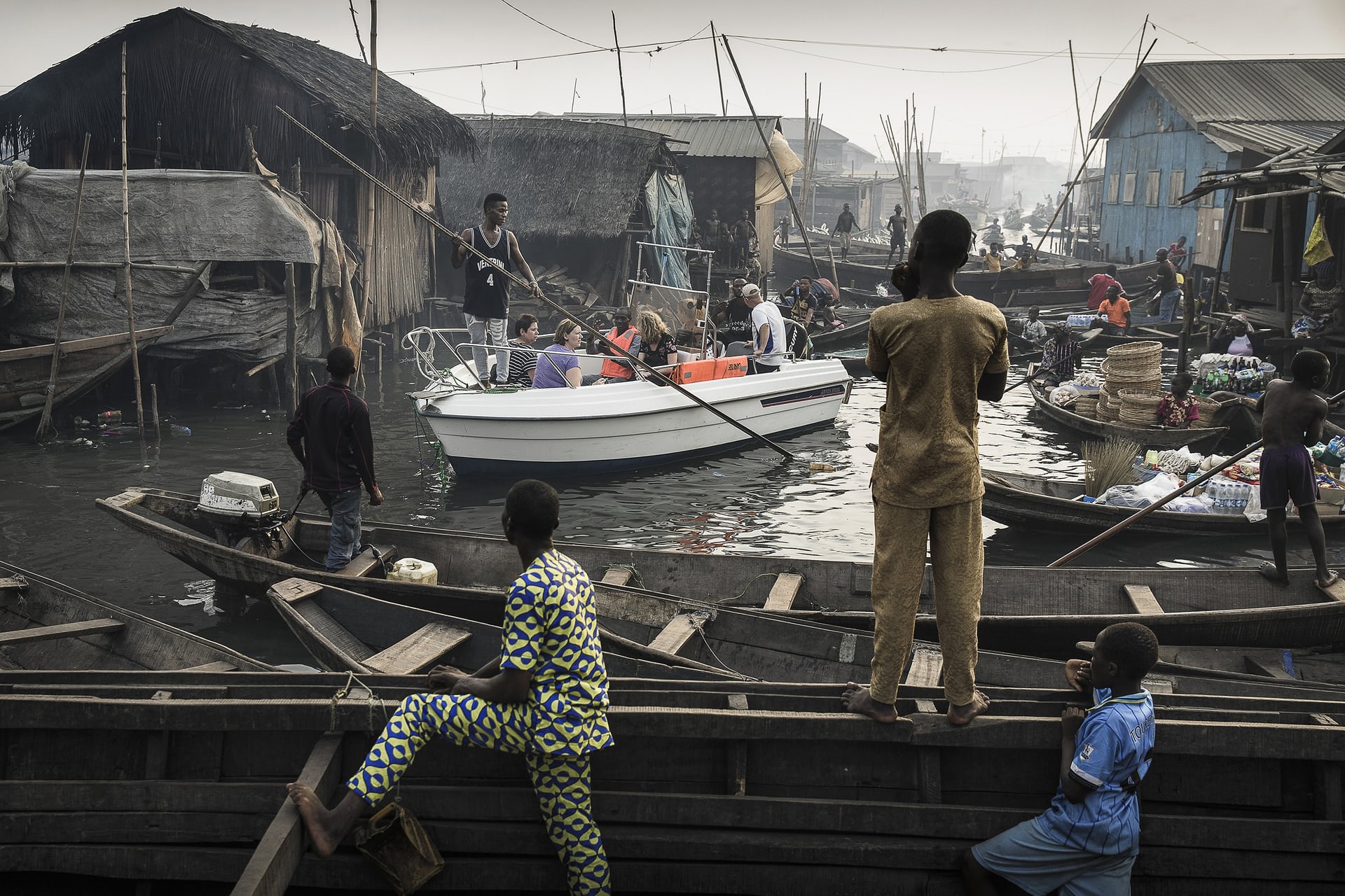 Giải nhất hạng mục Đương đại không kèm câu chuyện. Một chiếc thuyền chở du khách đi từ bến tàu Lagos qua những con sông nhỏ ở khu Makoko của Nigeria, nơi này trước đây là một làng chài nhỏ đã được chính phủ đầu tư phát triển và trở thành một khu du lịch lớn bên bờ hồ Lagos. Ảnh: Jesco Denzel/Handout/EPA.