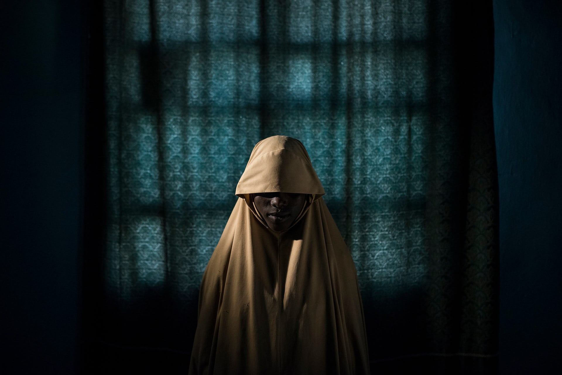 Giải nhất hạng mục Con người. Aisha 14 tuổi, sống ở Maiduguri, bang Borno của nước Nigeria. Cô bé bị bắt cóc bởi nhóm vũ trang Hồi giáo Boko Haram và giao cho nhiệm vụ đánh bom liều chết. Trên đường làm nhiệm vụ, Aisha đã không lao vào đám đông và tự ôm lấy chất nổ để chết. Rất may ngòi nổ không kích hoạt và cô bé được cứu sống. Ảnh: Adam Ferguson/New York Times/Handout/EPA.