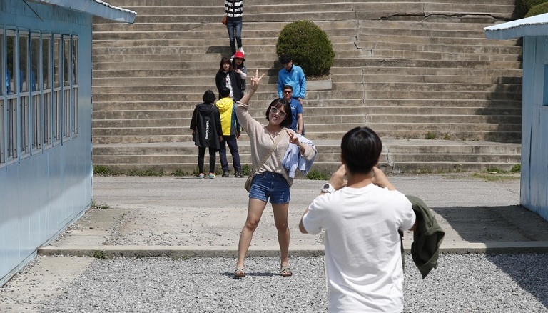 koreans cross border after korea summit to take picture 2