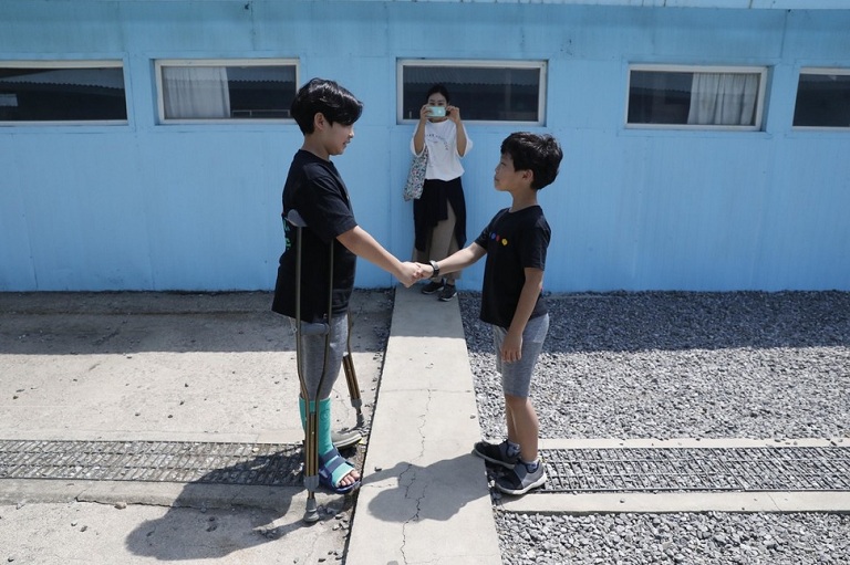 koreans cross border after korea summit to take picture 4