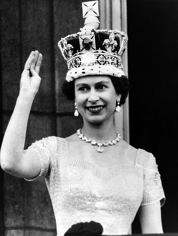 elizabeth ii waves from the palace balcony after the coronation 1953