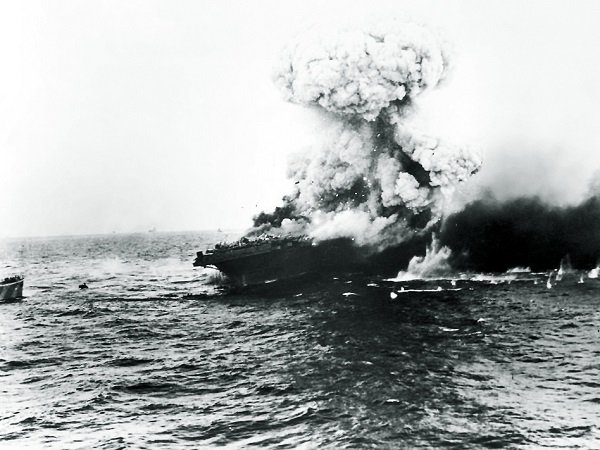 large explosion aboard uss lexington cv 2 8 may 1942