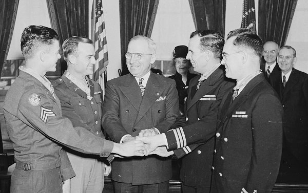 photograph of president truman joining hands with four servicemen he has just decorated with the medal of honor nara 199310