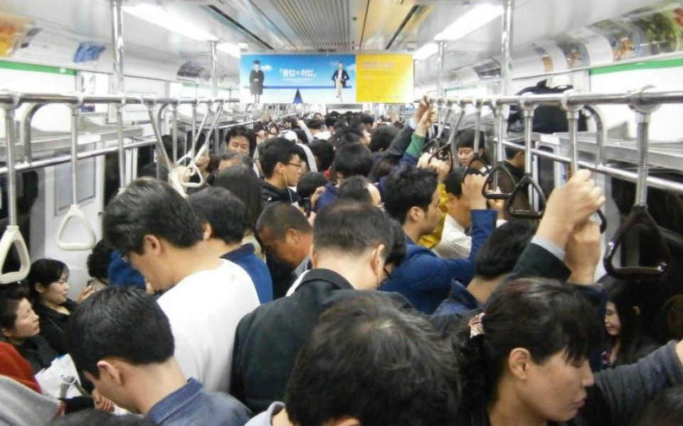 BXH 10 điều cấm kị mà người Nhật rất khó chịu khi thấy khách du lịch làm trên tàu điện ngầm