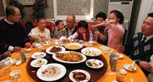 Người Nhật nói thẳng: Không muốn ngồi chung bàn ăn cơm với người Trung Quốc vì một thói quen xấu