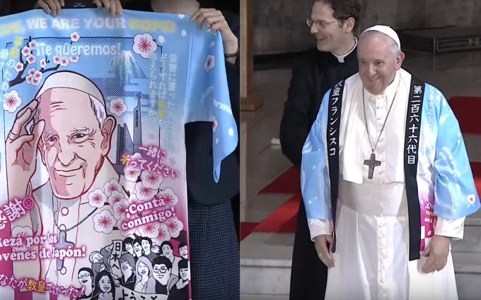 Giáo hoàng Phanxicô mặc áo khoác kimono in hình Anime khi đến thăm Nhật Bản